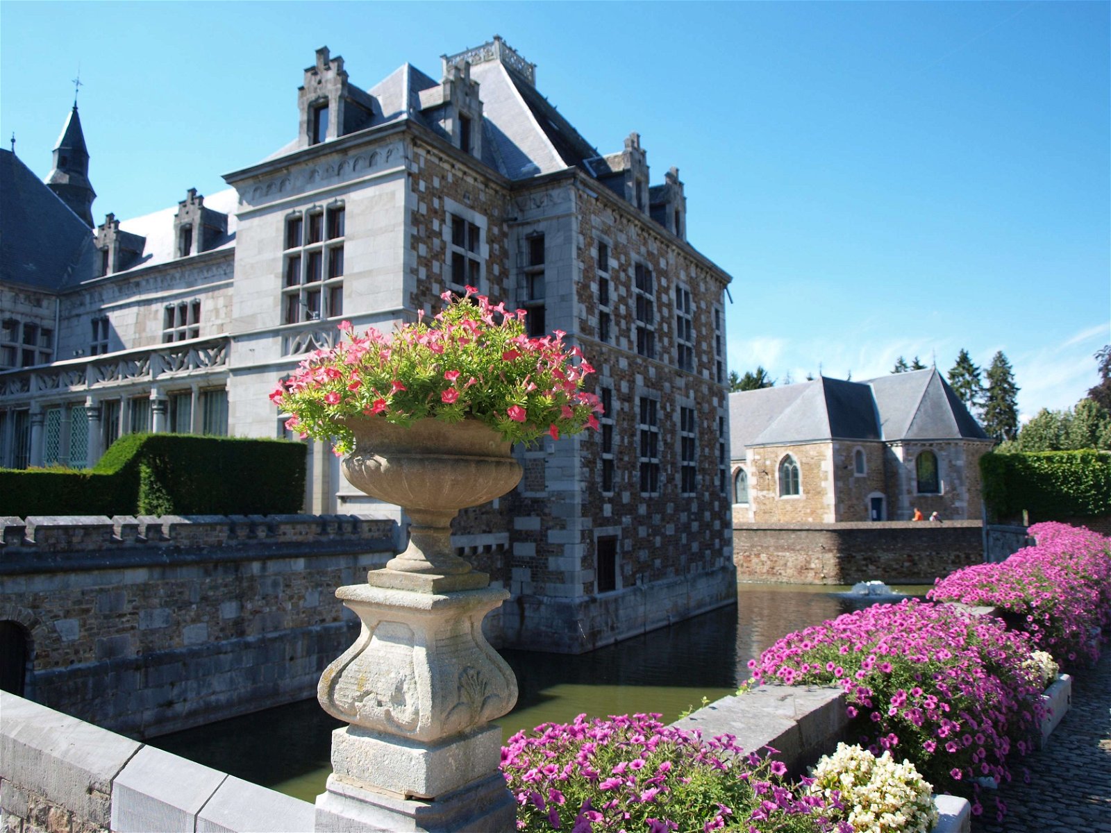 Jehay-Bodegnée Castle