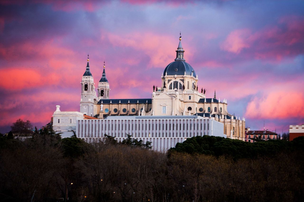 Last Sunday, Real Madrid FC returned to the tradition of offering the cups  won to Our Lady of Almudena at Madrid's cathedral, which was halted due to  COVID. You can see the