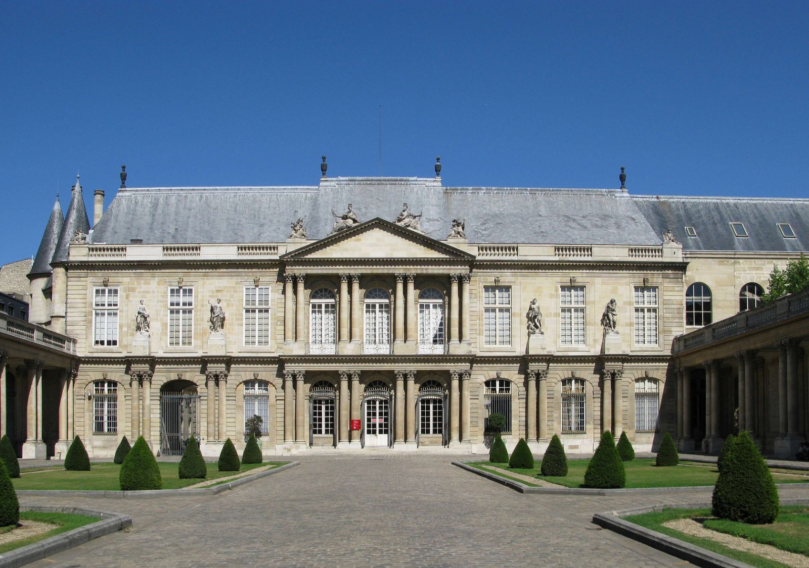 Historic houses in Paris