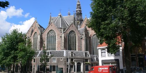 Dennis Rudolph laat engelen zweven boven Oude Kerk in Amsterdam