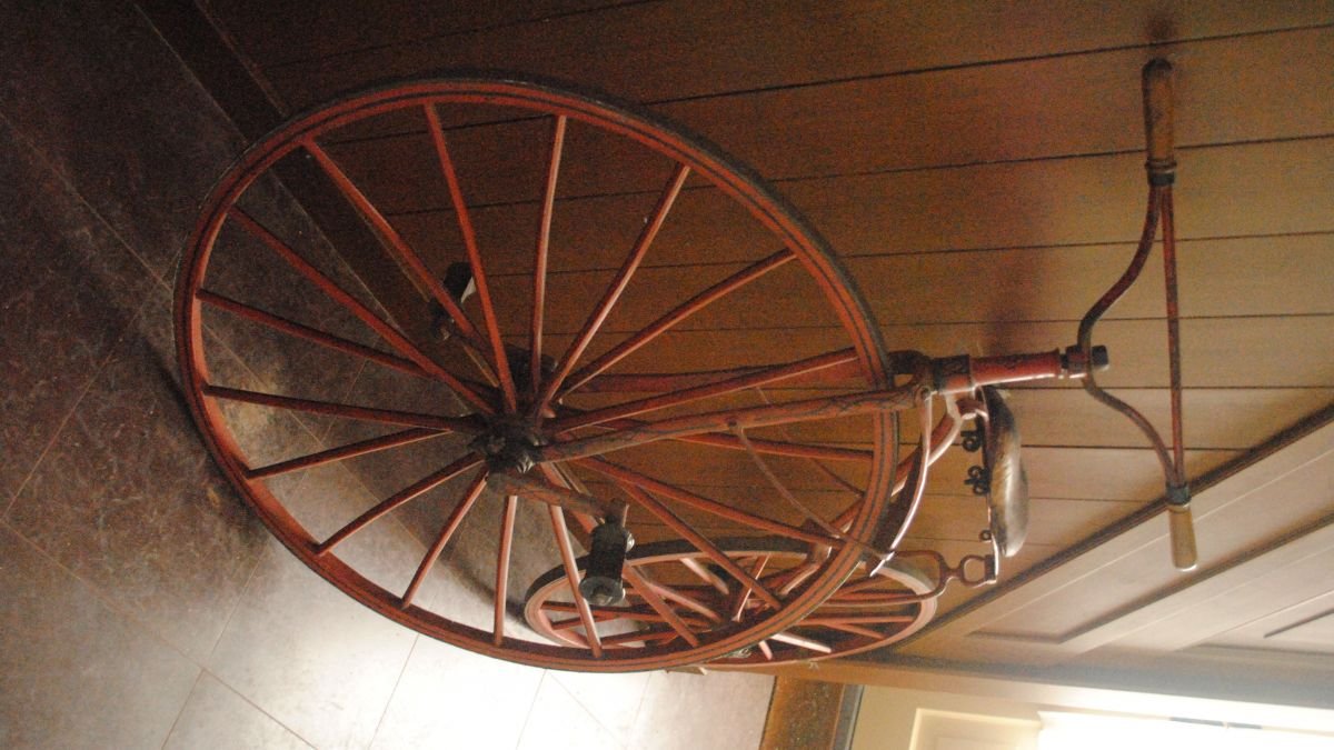 Op een oude fiets....