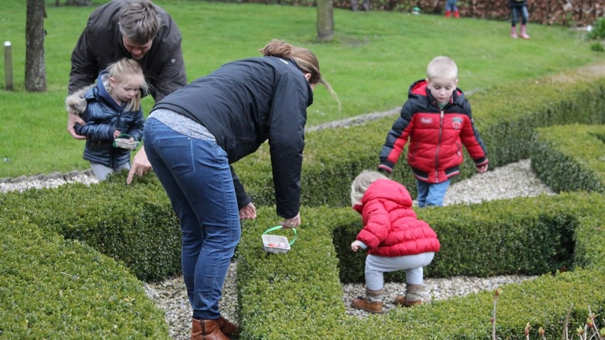 Paaseieren zoeken in de boomgaard bij ons museum