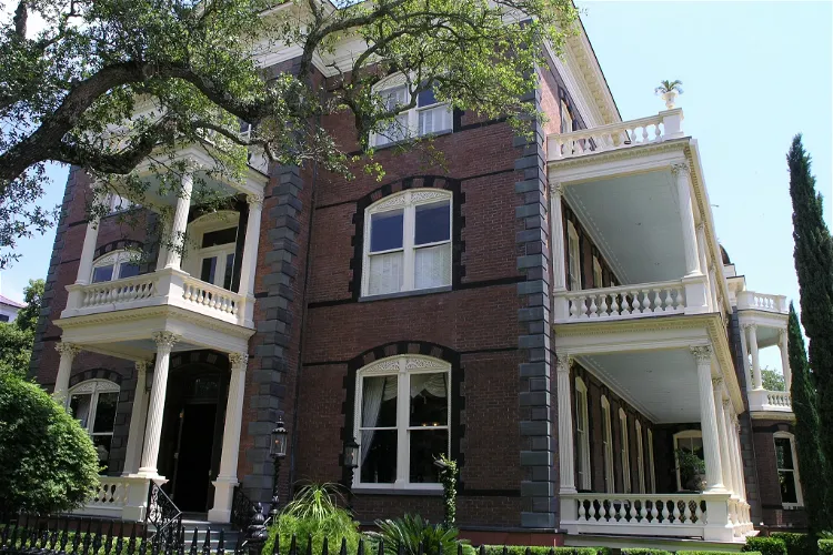 The Calhoun Mansion