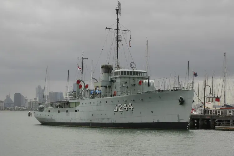 HMAS Castlemaine (J244)