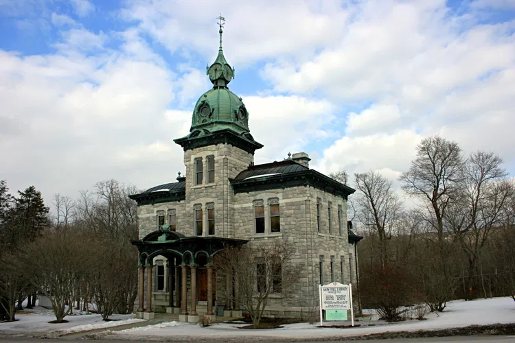 Biblioteca Akin Free