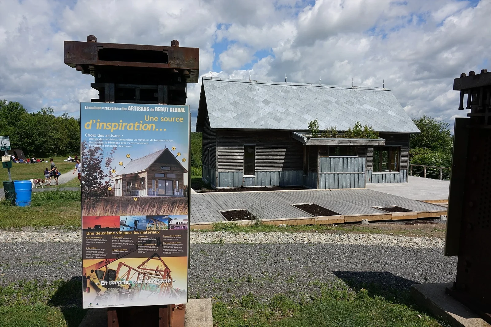 Maison recyclée des Artisans du rebut global