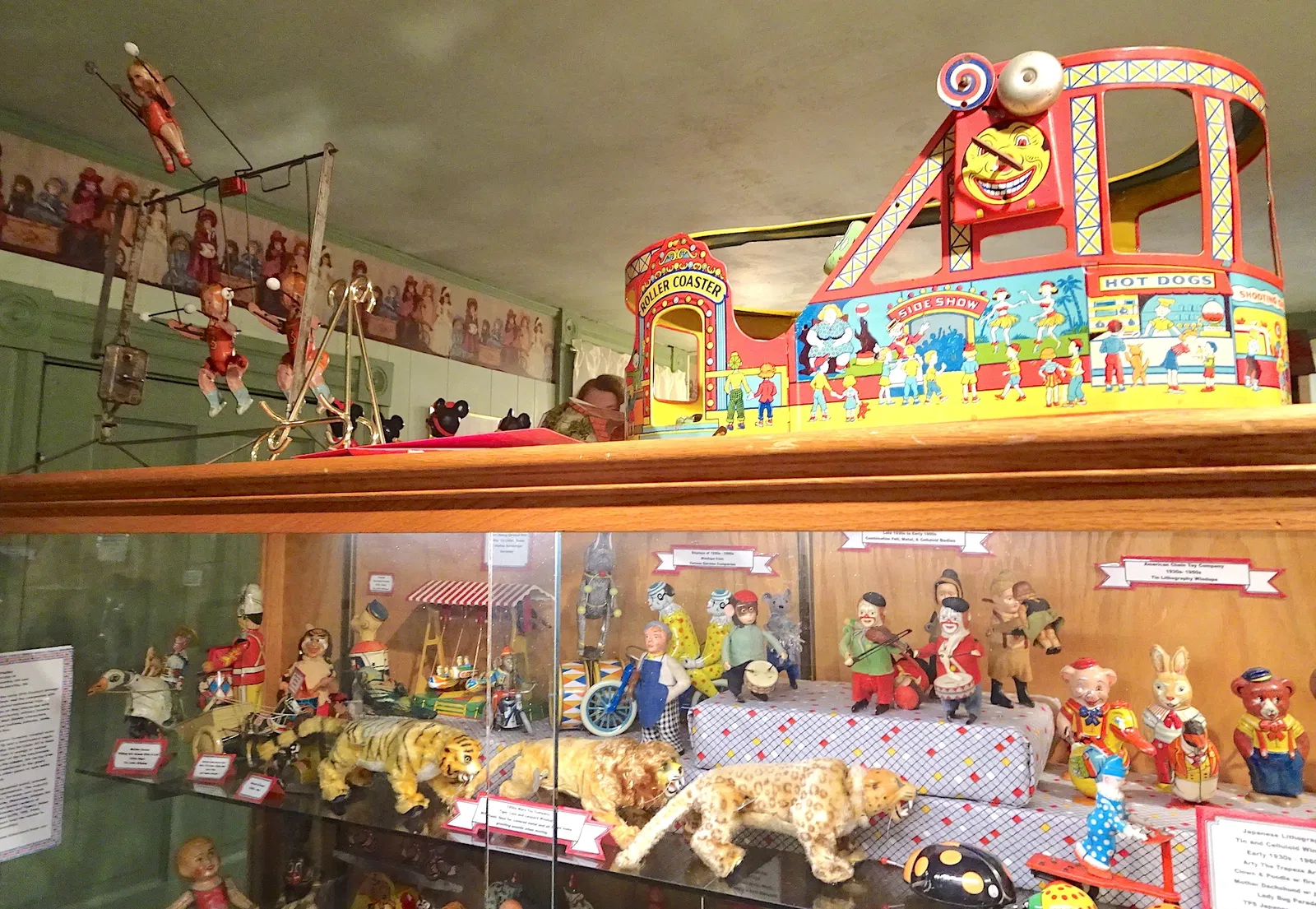 Tin Wind Up Toy Display