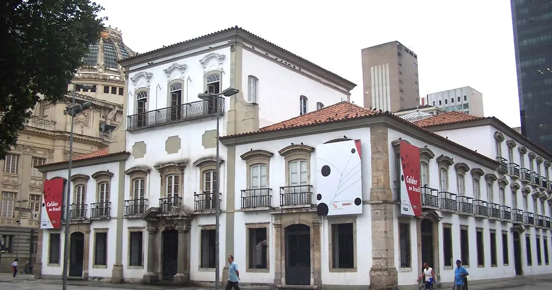 Obras de arte que ficavam expostas no Paço Imperial são roubadas na Dutra, Rio de Janeiro