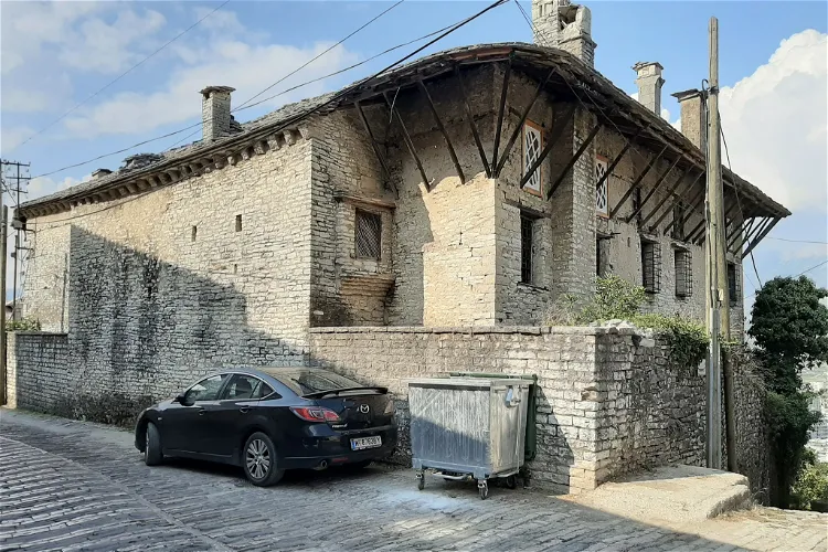 Skënduli House