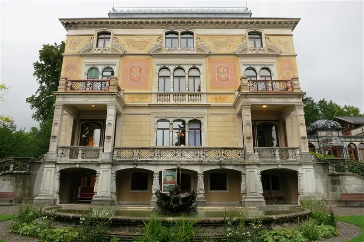 Heimatschutzzentrum in der Villa Patumbah