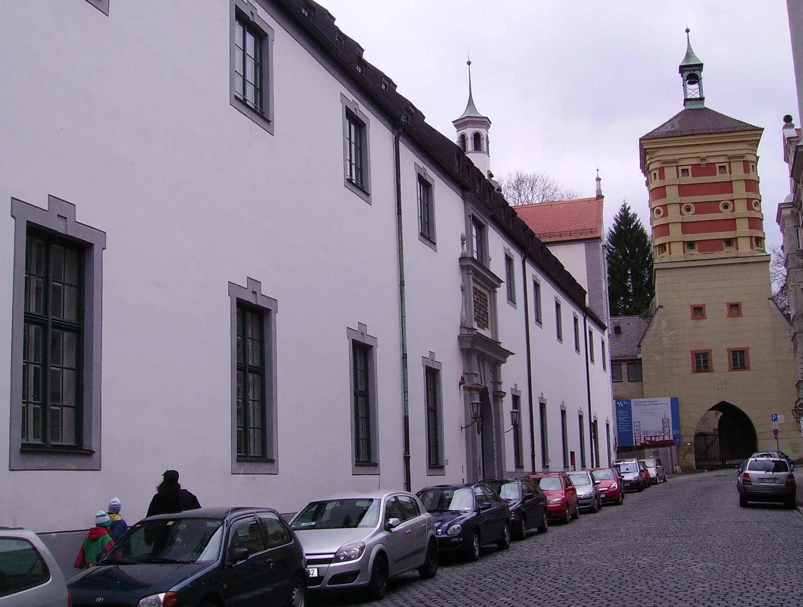 Augsburg Puppet Chest: Germany's Beloved Marionette Theatre