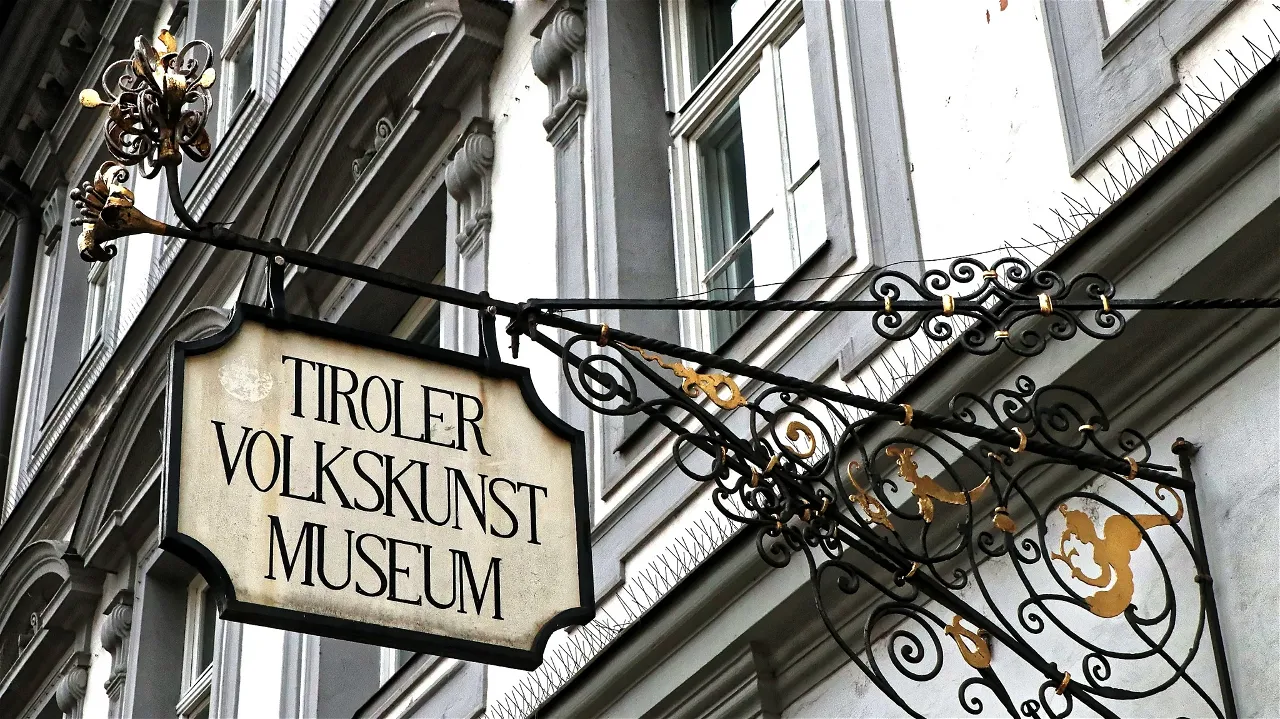 洋書 Schatze des Tiroler Volkskunstmuseums Entdecke Tirols Schätze: Ein Besuch im Tiroler
