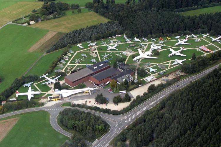 Flugausstellung L. + P. Junior