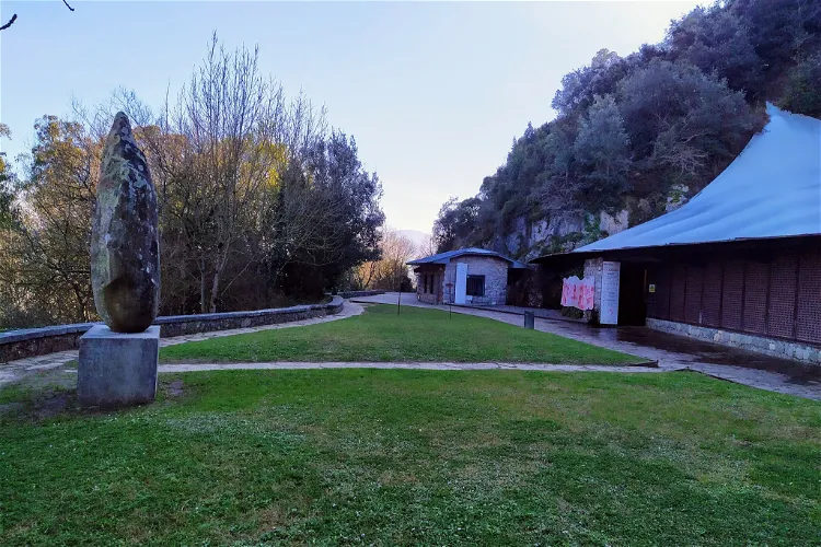 Cuevas del Monte Castillo