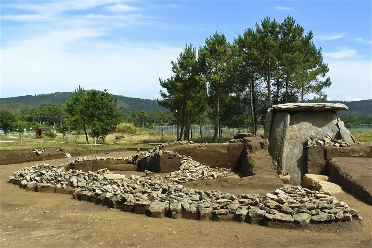 Centro Arqueolóxico Dolmen de Dombate