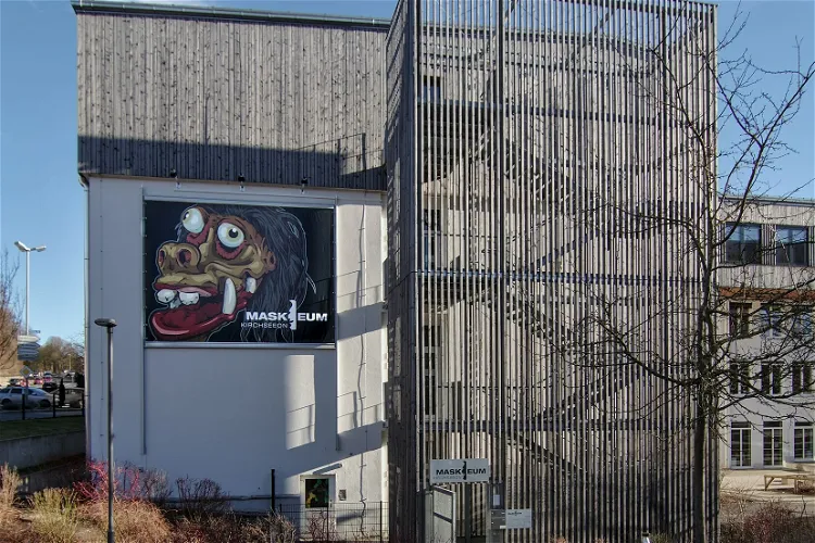 MASKEUM