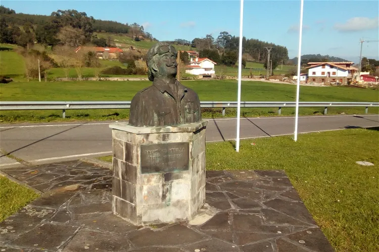 Monumento a Salvador Hedilla