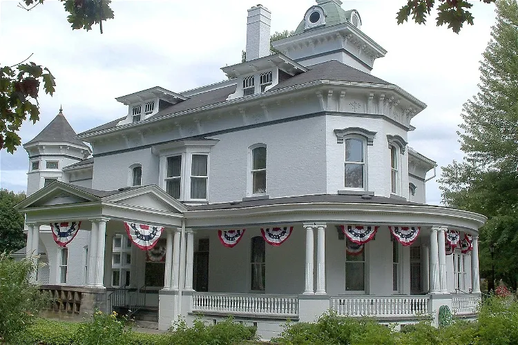 Reeves Victorian Home and Carriage House Museum