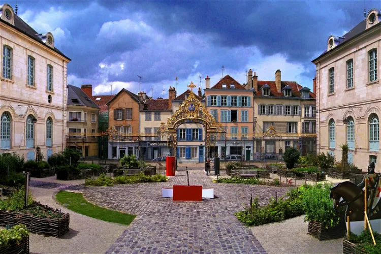 Hôtel-Dieu-le-Comte