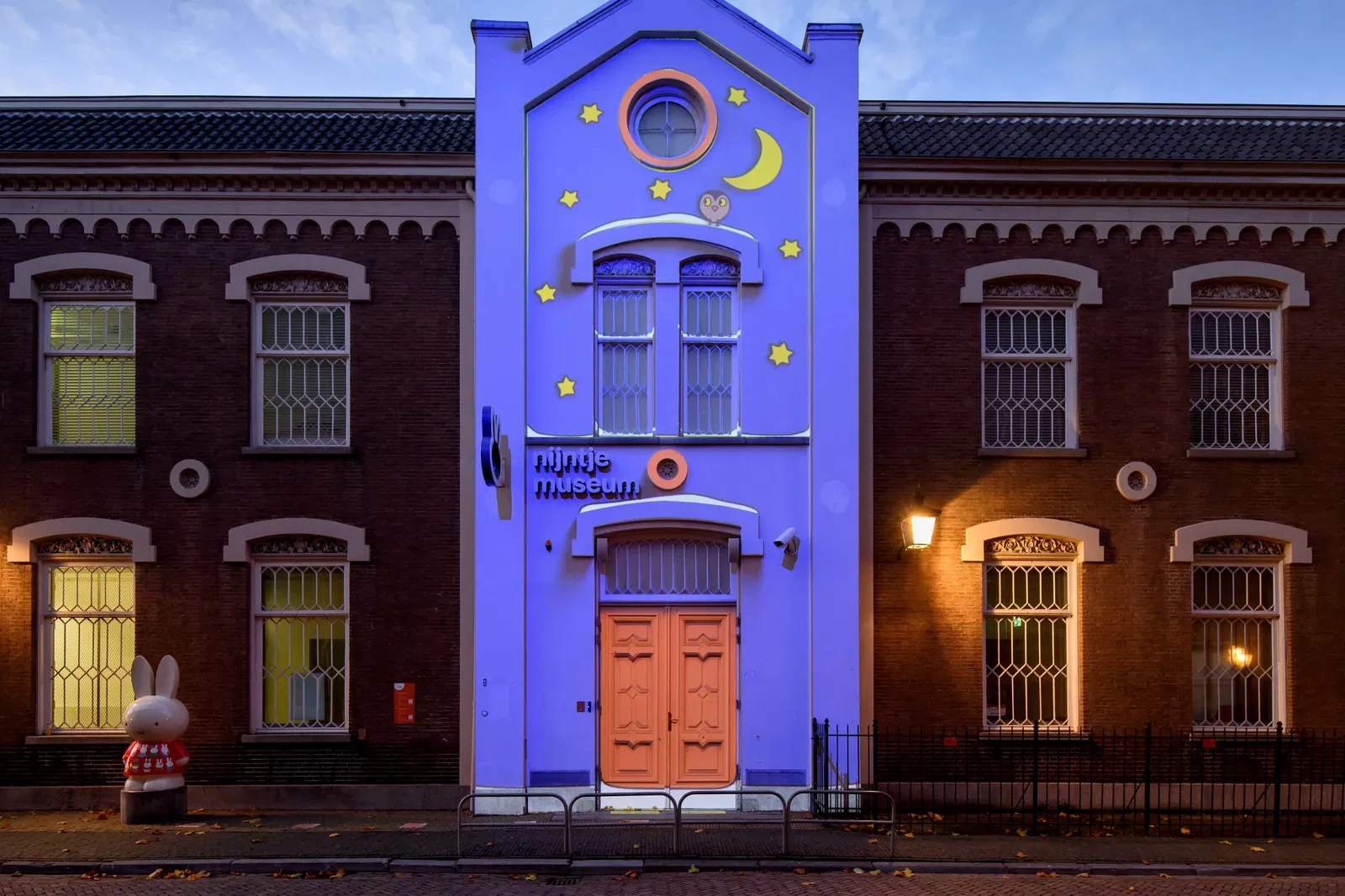 Gevelprojectie 'hier woont nijntje'