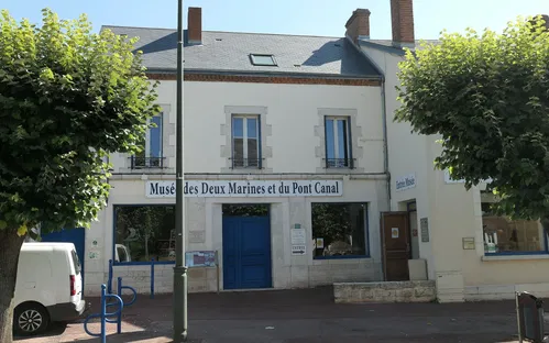 Museum of the Two Marines and the Canal Bridge