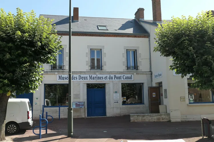 Museum of the Two Marines and the Canal Bridge