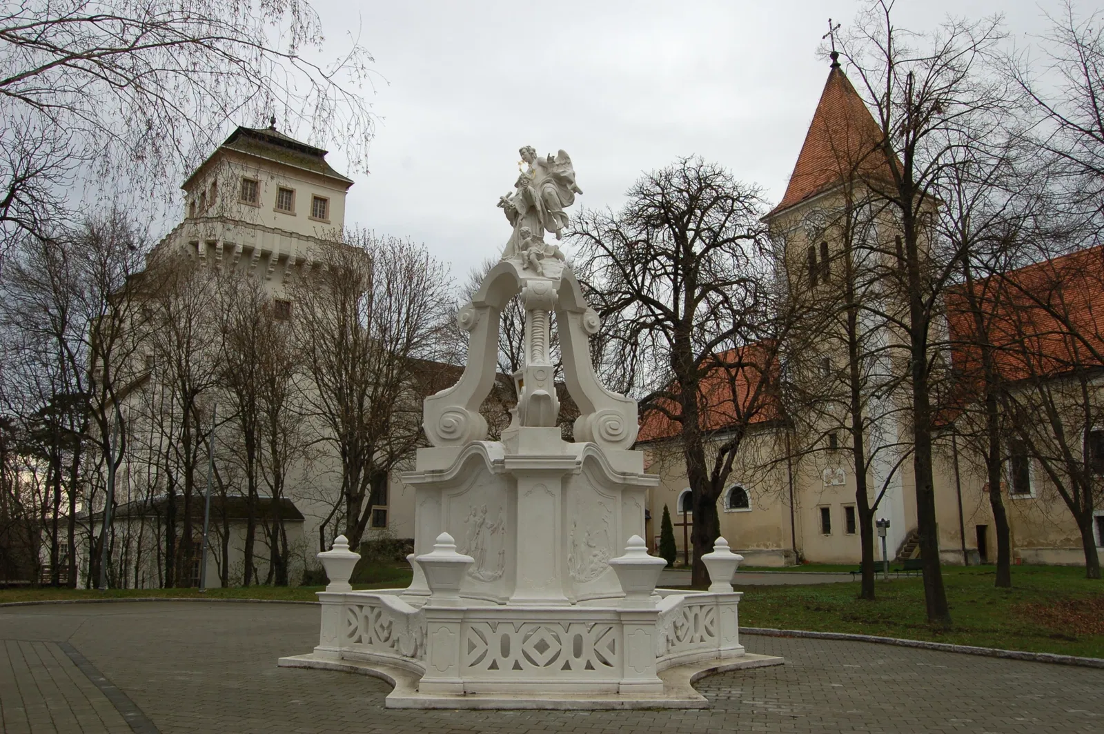 MAMUZ Castle Asparn / Zaya