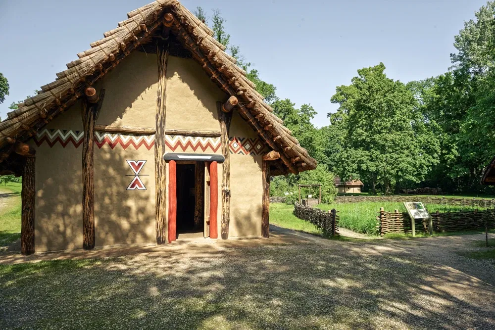 MAMUZ Castle Asparn / Zaya