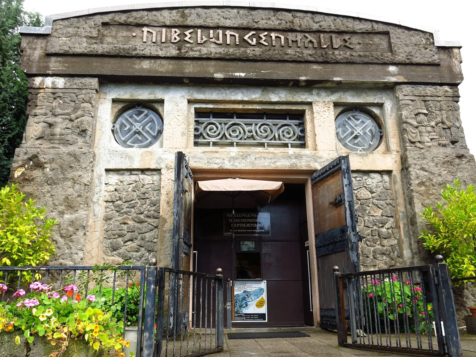 Nibelungenhalle