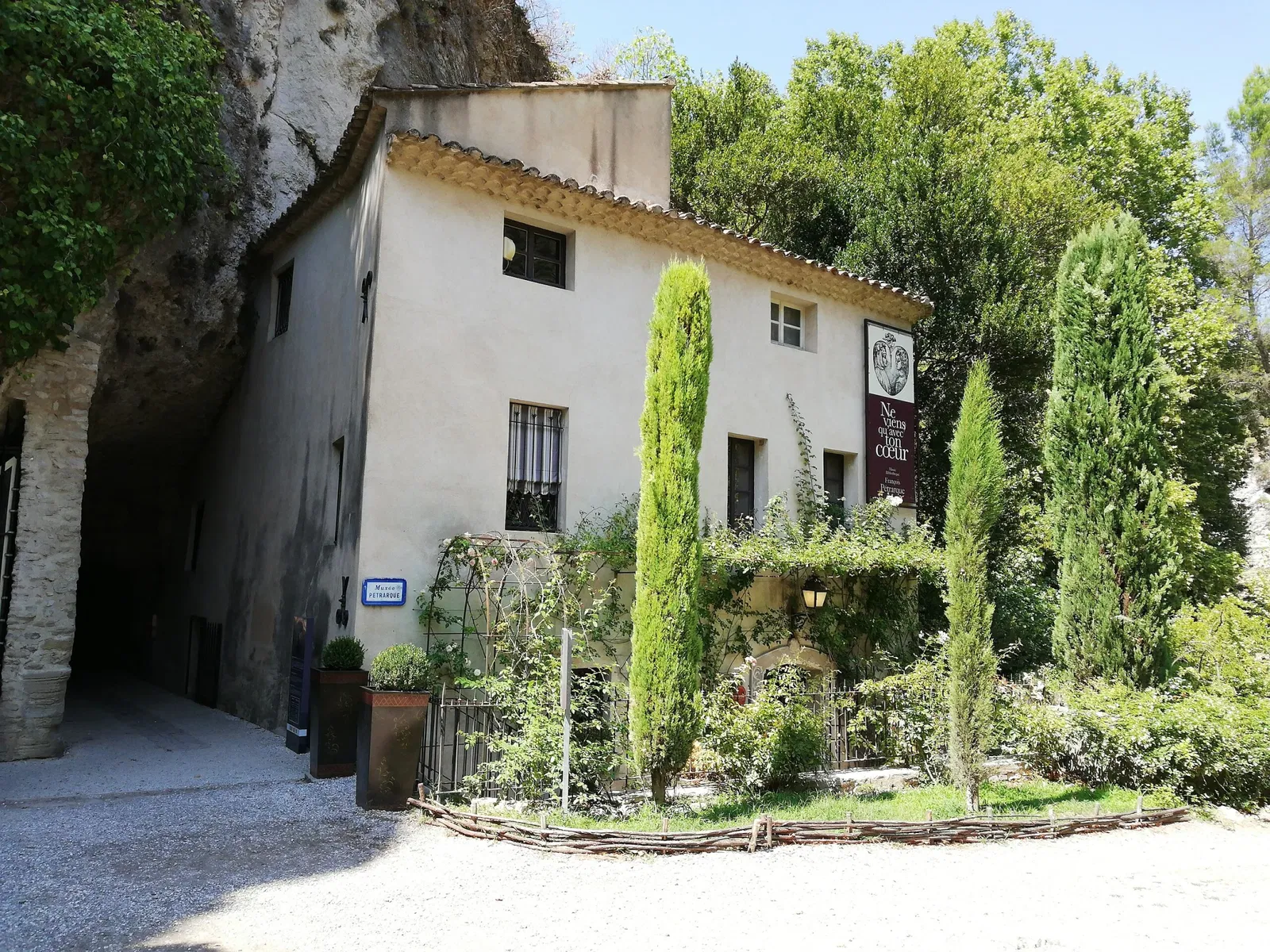 Musée-Bibliothèque François Pétrarque