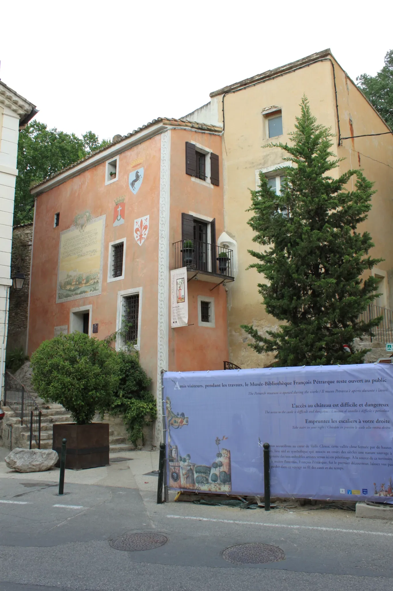 Musée-Bibliothèque François Pétrarque