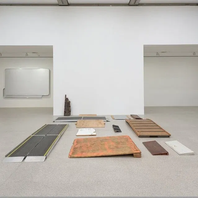 Park McArthur: Kontakt M