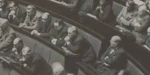 Mujeres parlamentarias en 1945: De las sombras al hemiciclo