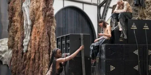 CHANEL Kommission: Klára Hosnedlová - Umarmung