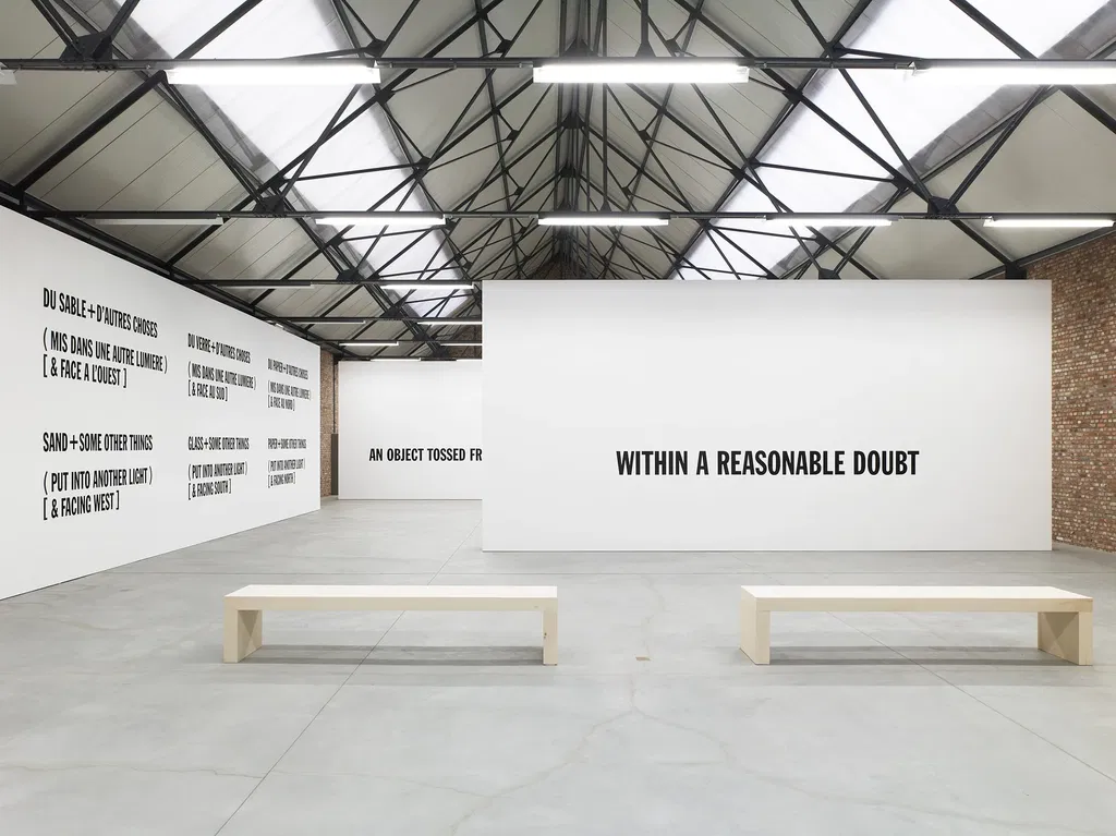 RED AND GREEN AND BLUE MORE OR LESS: Werken en documenten van Lawrence Weiner