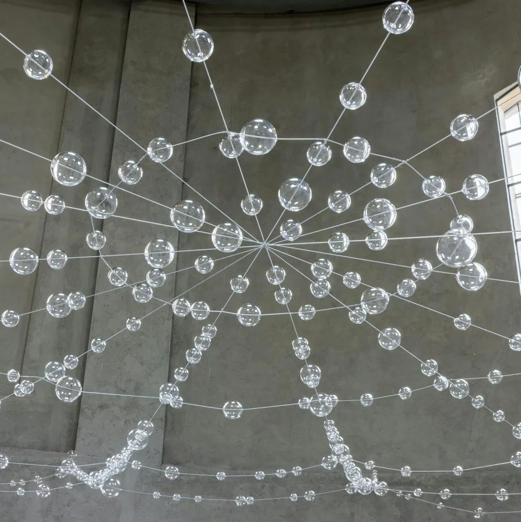 Mona Hatoum: Over, onder en tussen