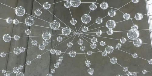 Mona Hatoum: Over, onder en tussen