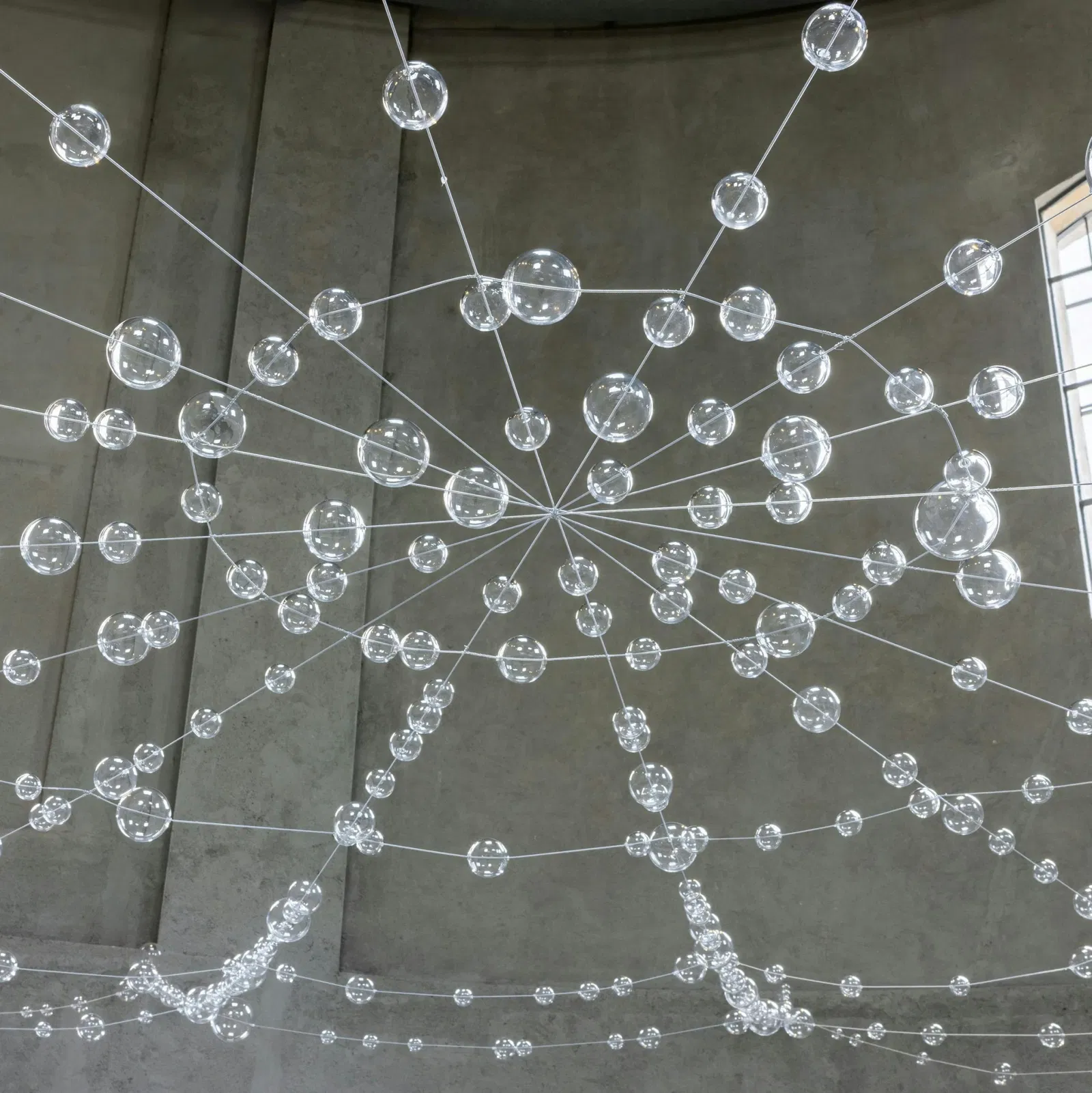 Mona Hatoum: Sopra, sotto e in mezzo