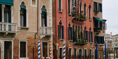 LA TARBOUCHE: quando un accessorio diventa un simbolo
