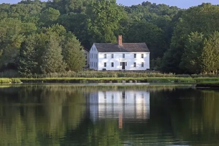 Smithโs Castle at Cocumscussoc