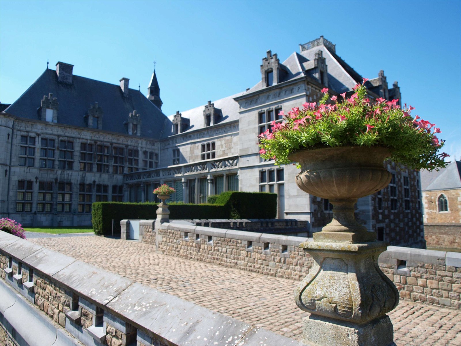 Jehay-Bodegnée Castle