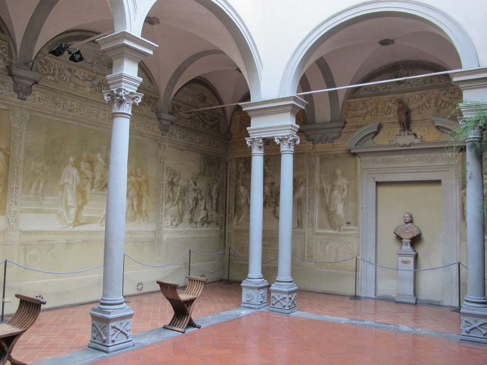 Chiostro dello Scalzo