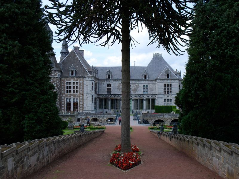 Jehay-Bodegnée Castle
