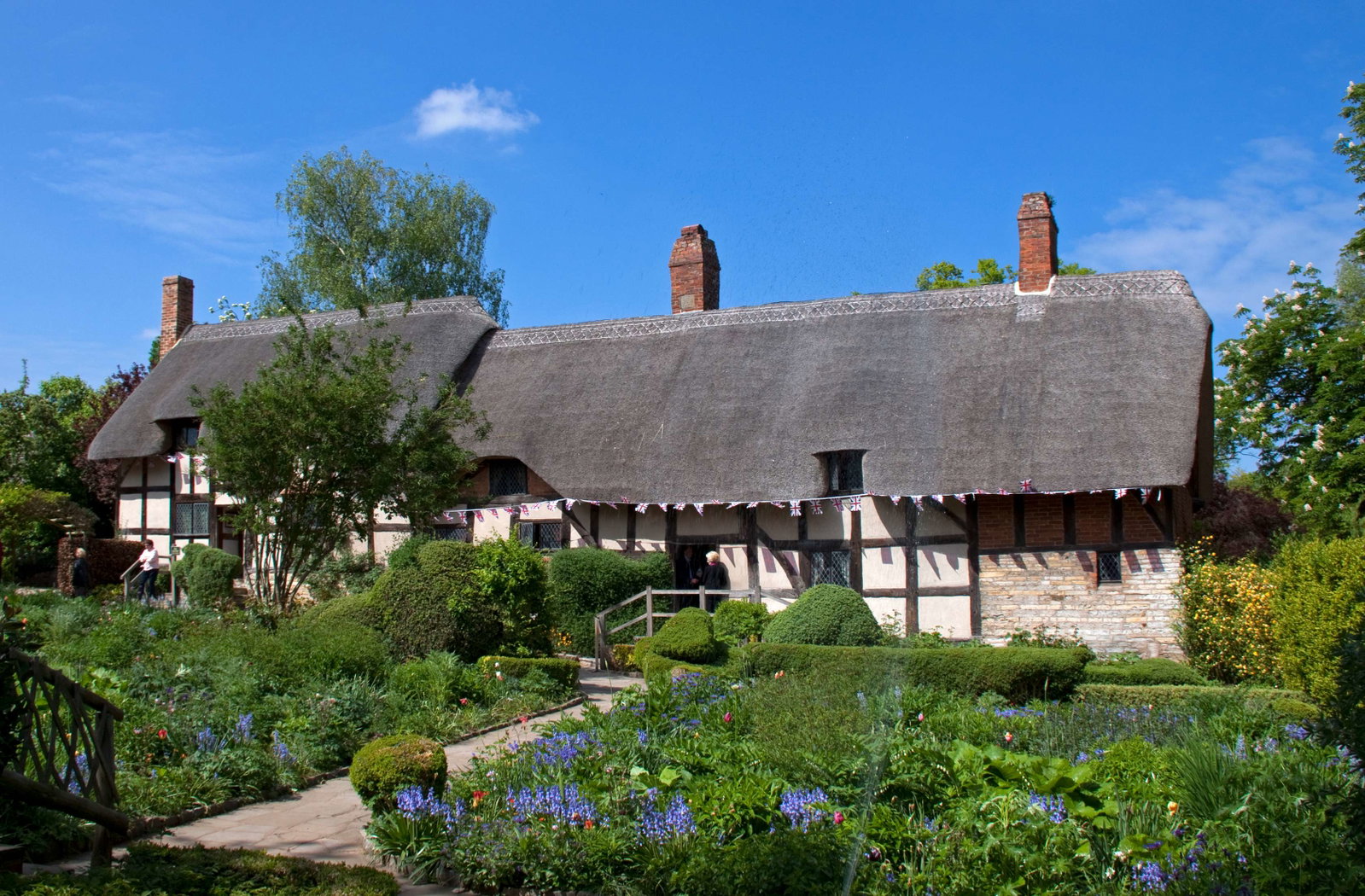 Anne Hathaway's Cottage: A Tudor Farmhouse Frozen in Time