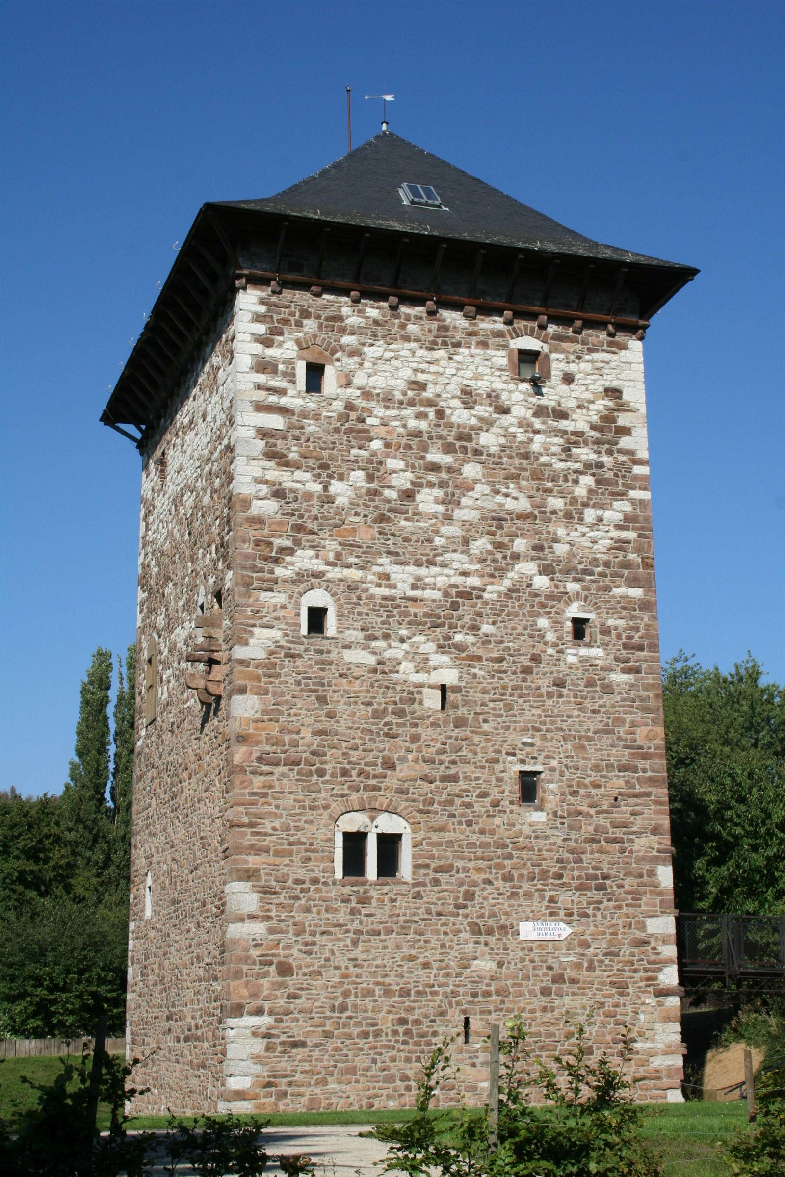 Romaanse toren van Amay