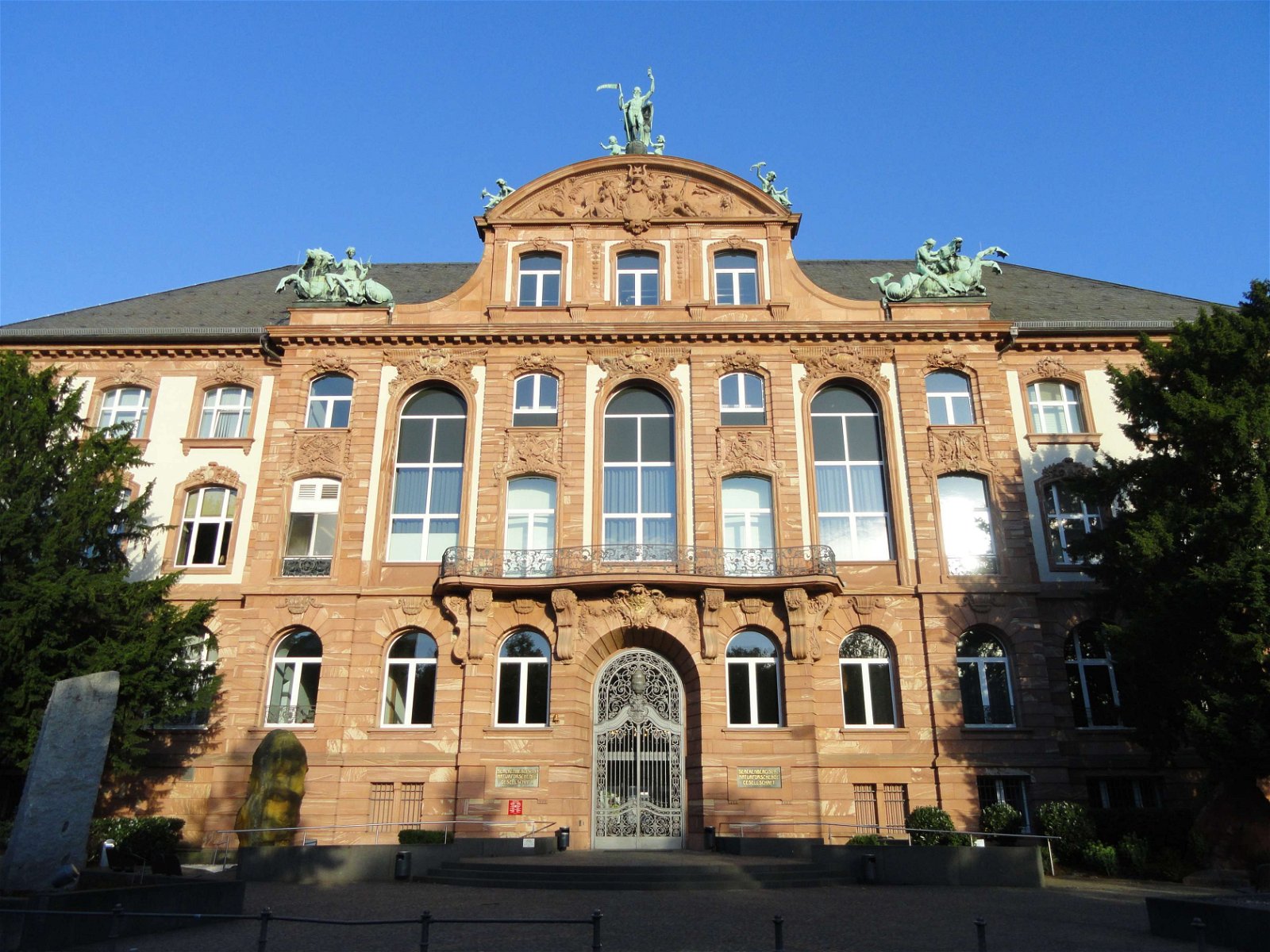 Senckenberg Natural History Museum (Frankfurt) - Visitor Information ...