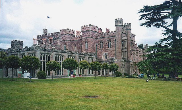 Hampton Court Castle